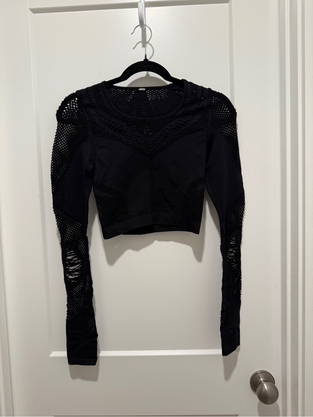ALO Yoga Black Long-Sleeve Laser-Cut Crop Top - Picture 7 of 8